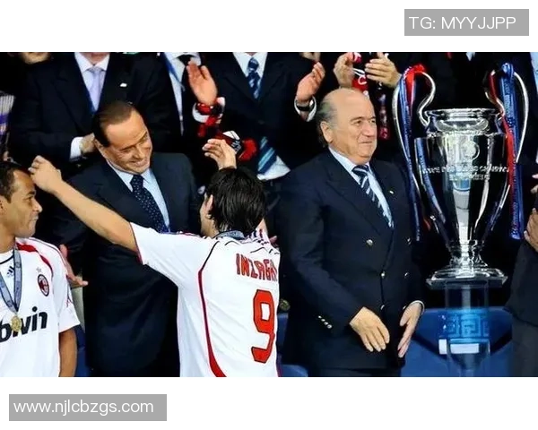 足球传奇齐聚一堂：球星合照瞬间定格赛场辉煌与荣耀